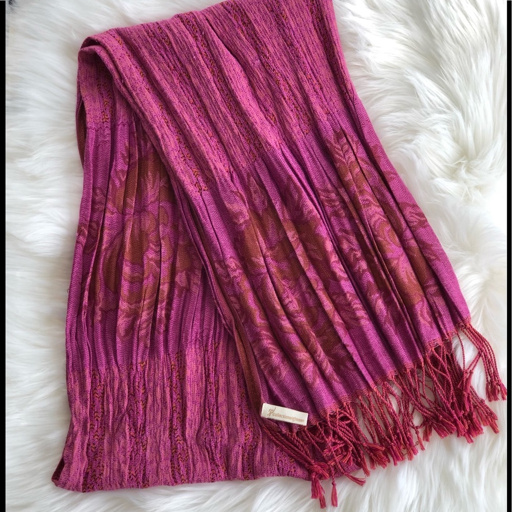 Beautiful fashion scarf with fringe